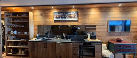 Kühlschrank, Mikrowelle, Ofen, Herdplatte