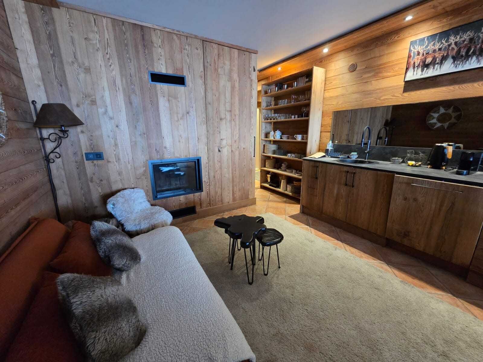 Una televisión, una chimenea