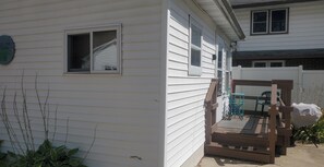 Terrace/patio - Cozy 1-bedroom cottage in wonderful Shawano with AC (Shawano)