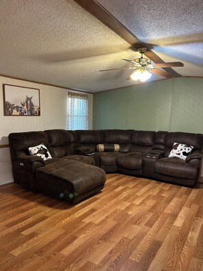 Smart TV - Cozy 3-bedroom 2 full bath mobile home with AC in Amarillo close to1-40 and 1-27 (Amarillo)