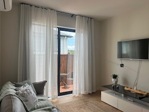 Living area - 2-bedroom house in perfect Orewa with cool AC and charm (Orewa)