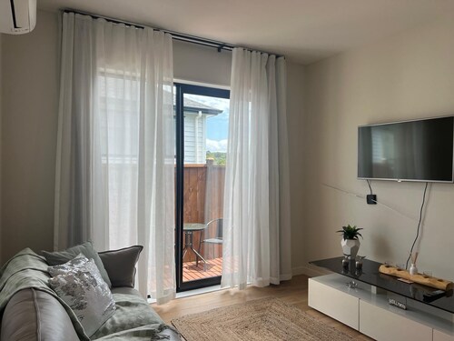 2-bedroom house in perfect Orewa with cool AC and charm