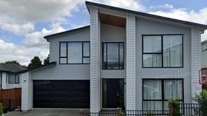Una casa moderna de dos pisos con un garaje que dice 'Google'.