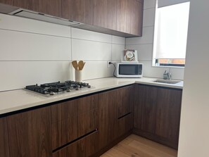 Private kitchen - 2-bedroom house in perfect Orewa with cool AC and charm (Orewa)