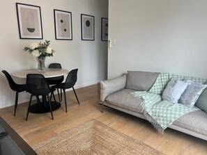 Living area - 2-bedroom house in perfect Orewa with cool AC and charm (Orewa)