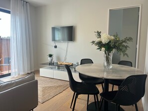 Interior - 2-bedroom house in perfect Orewa with cool AC and charm (Orewa)