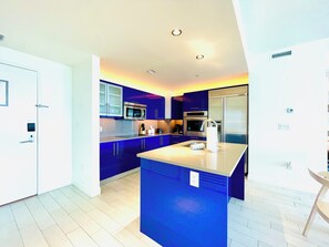 Fridge, microwave, oven, stovetop - 1108-Beachfront-Resort-Downtown-Pool-Gym (Fort Lauderdale)