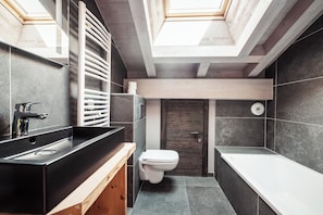 Shower, free toiletries, hair dryer, towels - Chalet Luppo - The ideal retreat for families (Praz-sur-Arly)
