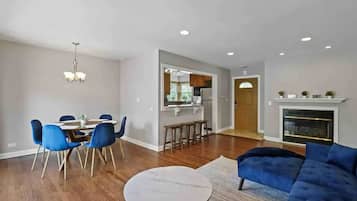 Smart TV, fireplace