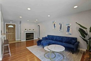 Smart TV, fireplace - Spacious Des Plaines Home - Near Airport, Casino & Arena (Des Plaines)