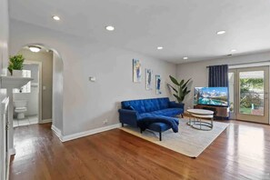 Smart TV, fireplace - Spacious Des Plaines Home - Near Airport, Casino & Arena (Des Plaines)