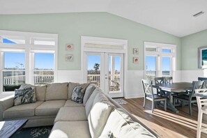 Smart TV - The Beach Bear.com: 4 ensuite bedrooms with balconies, gulf views, private pool (Gulf County)