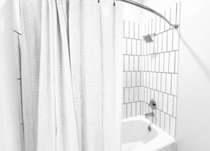 Sèche-cheveux, serviettes fournies, savon, papier toilette