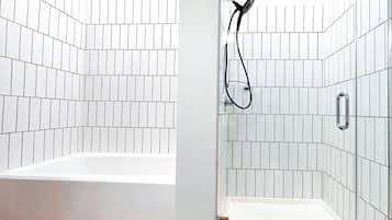 Een haardroger, handdoeken, zeep, toiletpapier