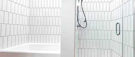 SĂšche-cheveux, serviettes fournies, savon, papier toilette