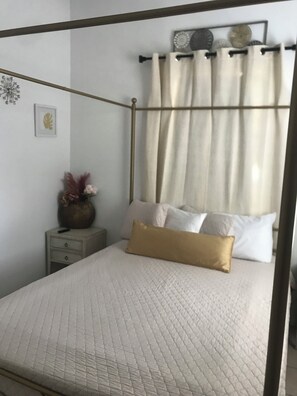 Een strijkplank/strijkijzer, wifi, beddengoed