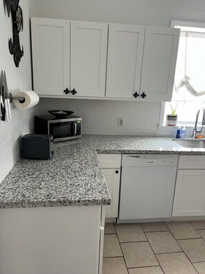 Microwave, oven, stovetop, dishwasher - 2 bedroom double 1 mile from Superdome (New Orleans)