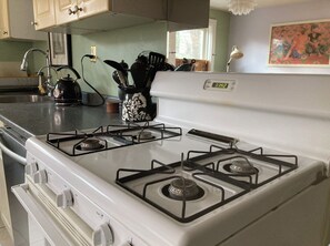 Private kitchen - Beautiful, Budget-Friendly Apt. l Steps to Free Buses and Minutes to Downtown (Boston)