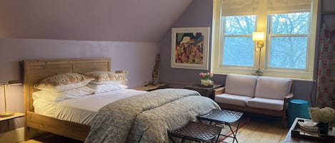 Tabla de planchar con plancha, acceso a internet y ropa de cama