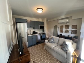 Living area - Charming 1-bedroom apartment in Dupont Circle Rowhome in Washington DC (Washington)
