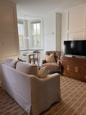 Living area - Charming 1-bedroom apartment in Dupont Circle Rowhome in Washington DC (Washington)