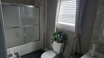 SĂšche-cheveux, serviettes fournies, savon, papier toilette