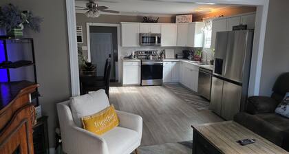 Beautiful and cozy 2 bedroom cottage in quite area of Eden. Fully fenced.