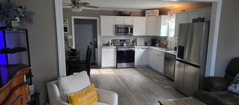 Beautiful and cozy 2 bedroom cottage in quite area of Eden. Fully fenced.