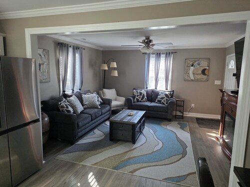 Beautiful and cozy 2 bedroom cottage in quite area of Eden. Fully fenced.