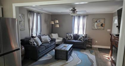 Beautiful and cozy 2 bedroom cottage in quite area of Eden. Fully fenced.