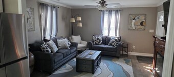 Beautiful and cozy 2 bedroom cottage in quite area of Eden. Fully fenced.