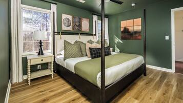 6 bedrooms, desk, iron/ironing board, travel crib