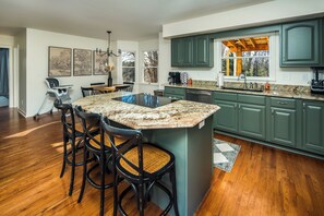 ثلاجة، ميكروويف، فرن، موقد طهي مسطح