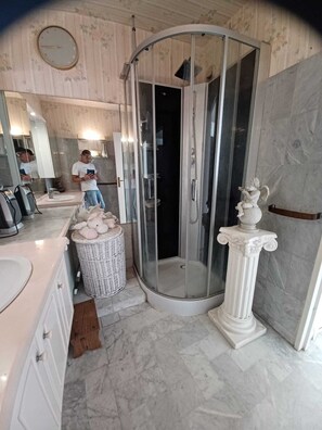 Shower, hair dryer - Sea view apartment (Saint-Raphaël)
