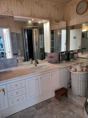 Shower, hair dryer - Sea view apartment (Saint-Raphaël)