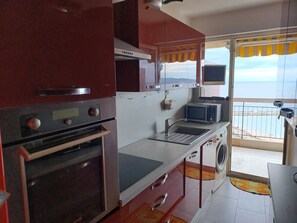 Private kitchen - Sea view apartment (Saint-Raphaël)