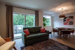 Luxury-Apartment, Balkon | Wohnbereich