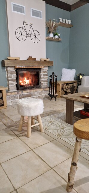 Interior - Ecological and autonomous cottage, 10p. 6ha.nature haut doubs. (Valoreille)