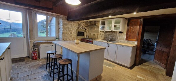 Coffee/tea maker, fridge, microwave, oven