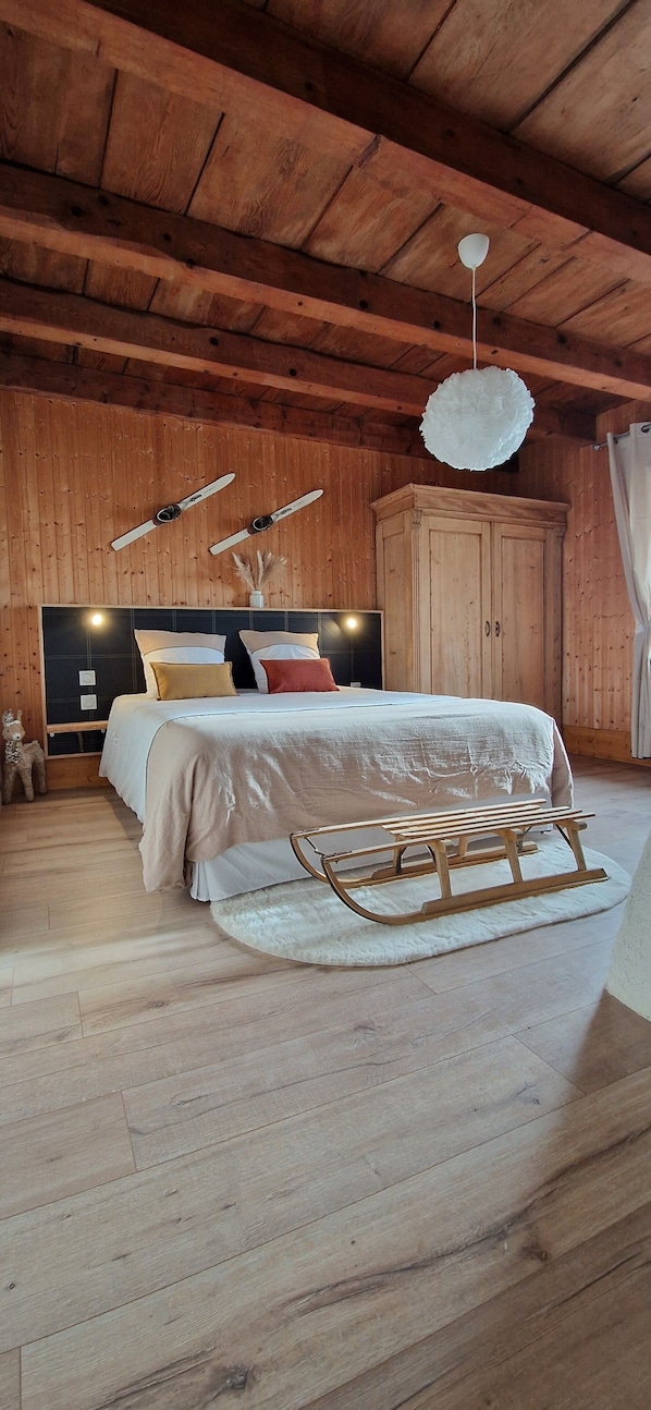 3 bedrooms, travel crib, WiFi (free), bed sheets