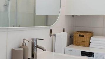 Doccia, asciugacapelli, asciugamani, sapone