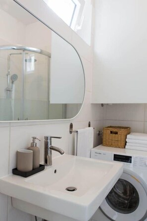 Shower, hair dryer, towels, soap - Bright apartment in the city center (Graz)