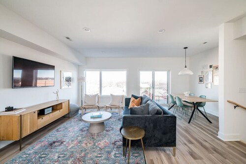 Walkable Downtown Townhome w/ Nespresso + Garage!