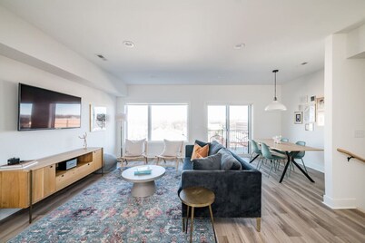 Walkable Downtown Townhome w/ Nespresso + Garage!