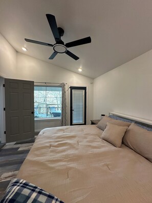 3 bedrooms, iron/ironing board, free WiFi, bed sheets - Waterfront 3-bedroom cabin 2 slip boat dock with swim deck lots of parking (Euche)