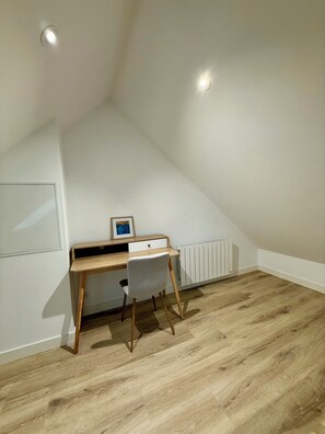 Interior - Granville stopover (Granville)