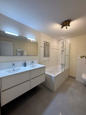 Hair dryer, towels, soap, toilet paper - Granville stopover (Granville)