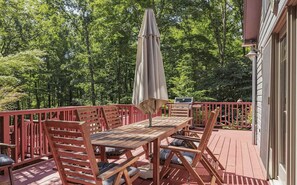 Outdoor dining - Kingston retreat, 3BR+Pool and Hot Tub, Chef's Kitchen, Firepit & much more (Kingston)