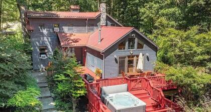 Kingston retreat, 3BR+Pool and Hot Tub, Chef's Kitchen, Firepit & much more