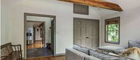 Una televisión, una chimenea